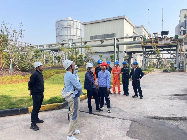 咸寧市環(huán)境局及第三方檢測機(jī)構(gòu)在現(xiàn)場檢查.jpg