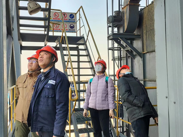 河南安陽鋼鐵燒結(jié)廠主任宋忠華一行赴九江線材脫硫脫硝運(yùn)營項目參觀考察.jpg
